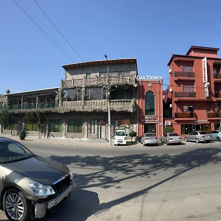 Lux Palace Hotel Kutaisi Bagian luar foto