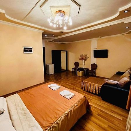 Lux Palace Hotel Kutaisi Bagian luar foto