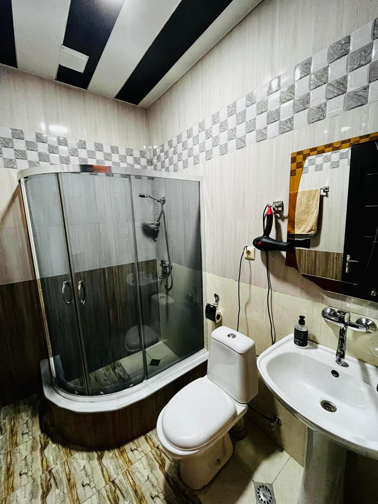Lux Palace Hotel Kutaisi Bagian luar foto