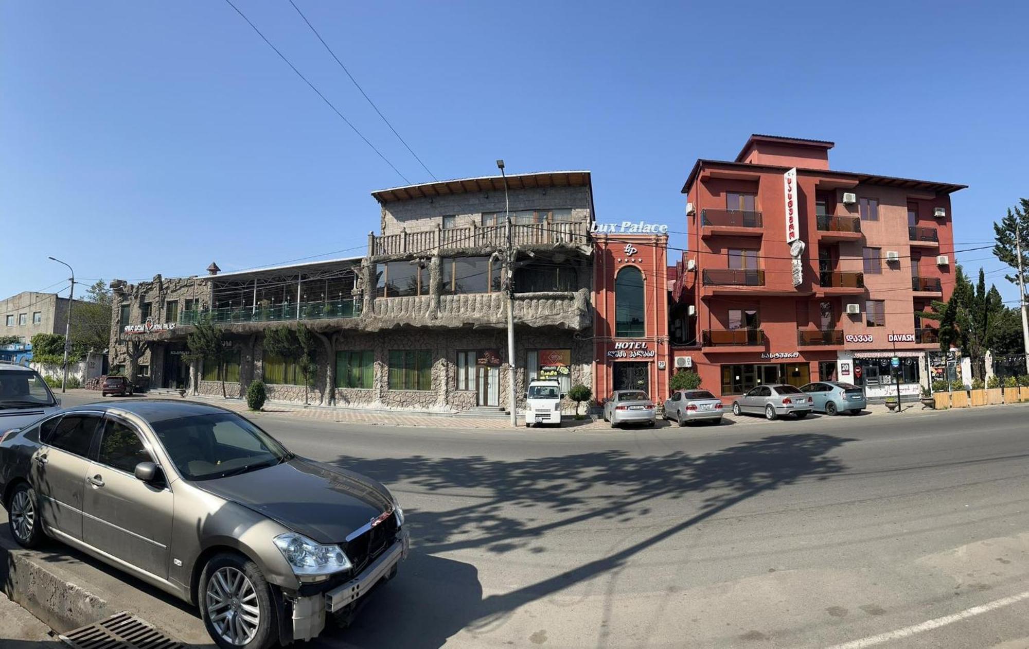 Lux Palace Hotel Kutaisi Bagian luar foto
