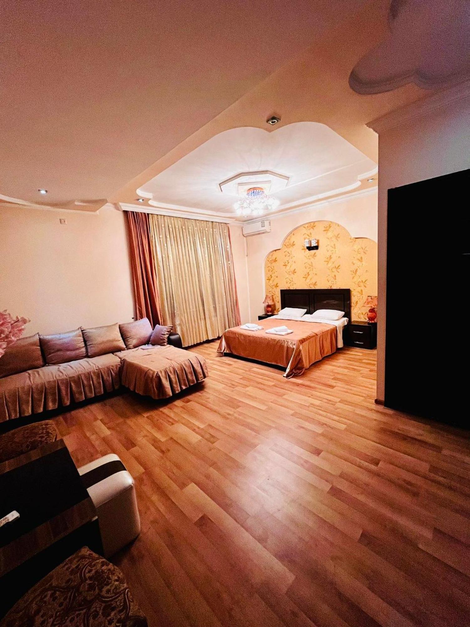 Lux Palace Hotel Kutaisi Bagian luar foto
