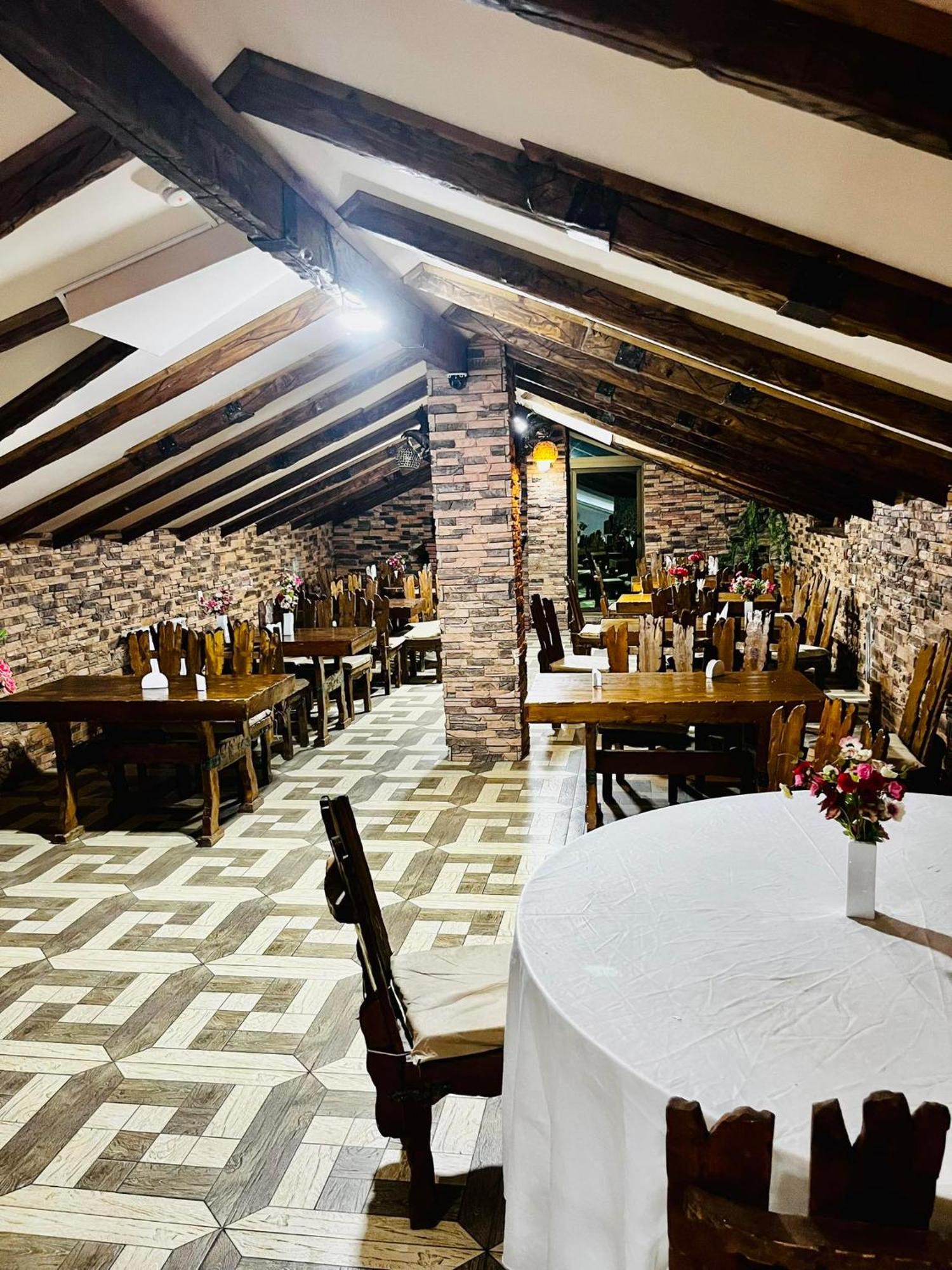 Lux Palace Hotel Kutaisi Bagian luar foto