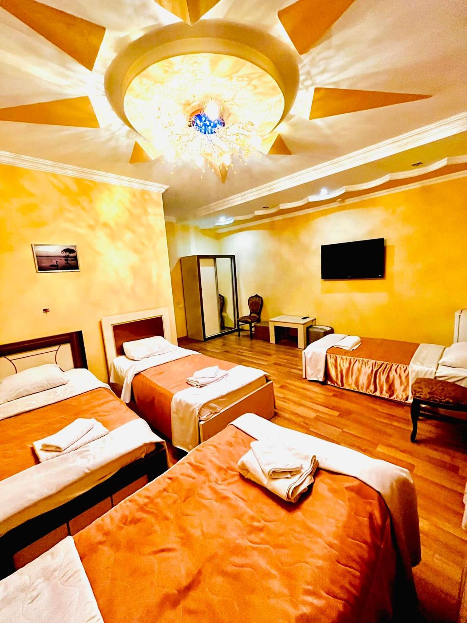 Lux Palace Hotel Kutaisi Bagian luar foto