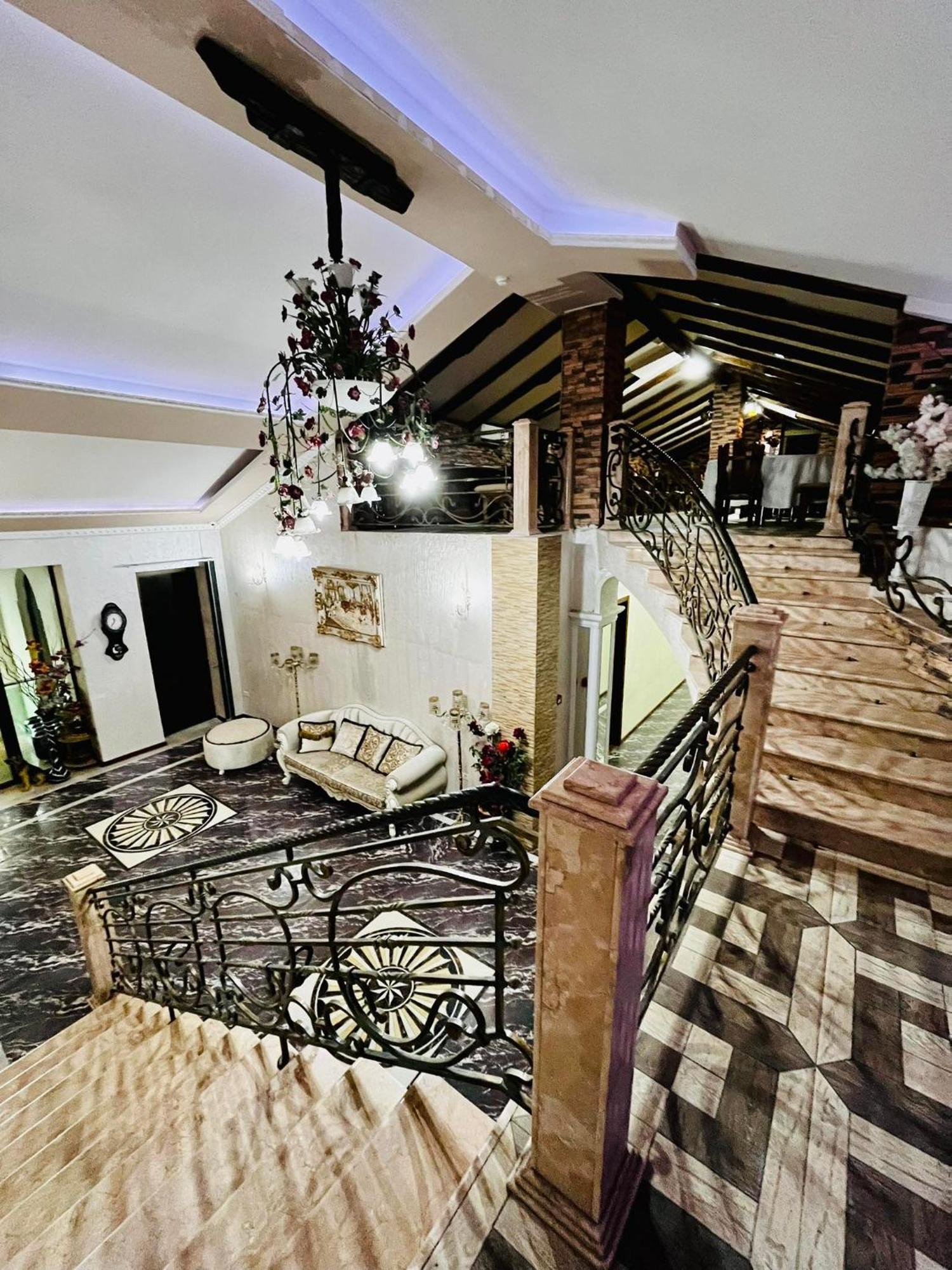 Lux Palace Hotel Kutaisi Bagian luar foto