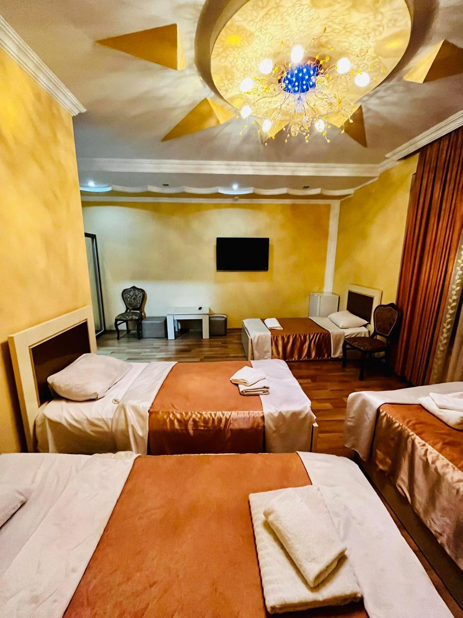Lux Palace Hotel Kutaisi Bagian luar foto