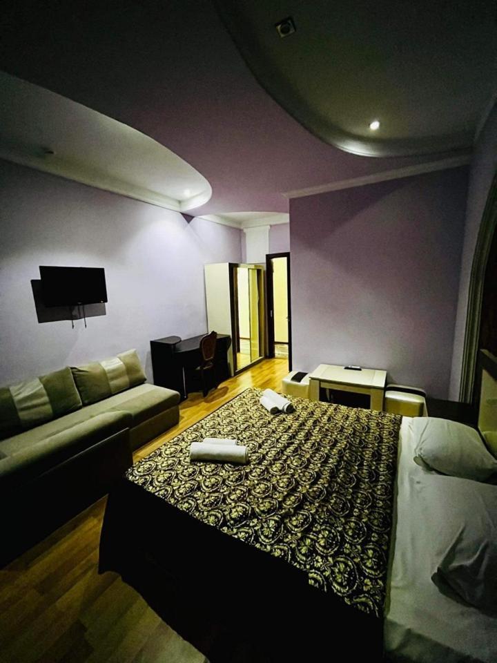 Lux Palace Hotel Kutaisi Bagian luar foto
