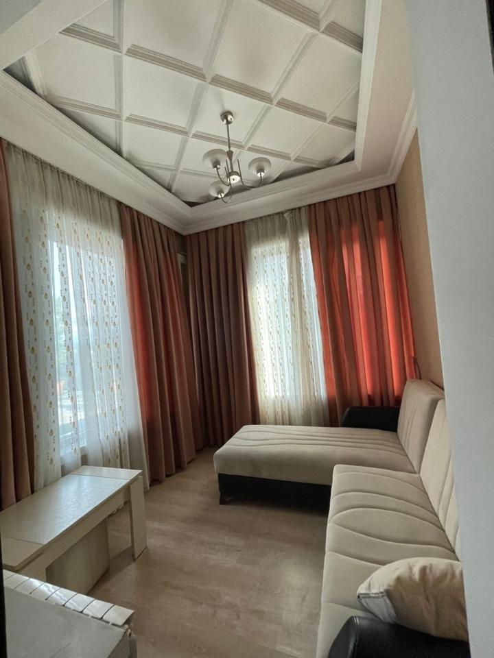 Lux Palace Hotel Kutaisi Bagian luar foto