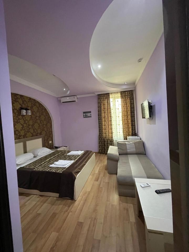 Lux Palace Hotel Kutaisi Bagian luar foto