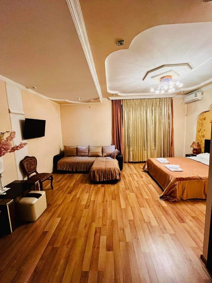 Lux Palace Hotel Kutaisi Bagian luar foto