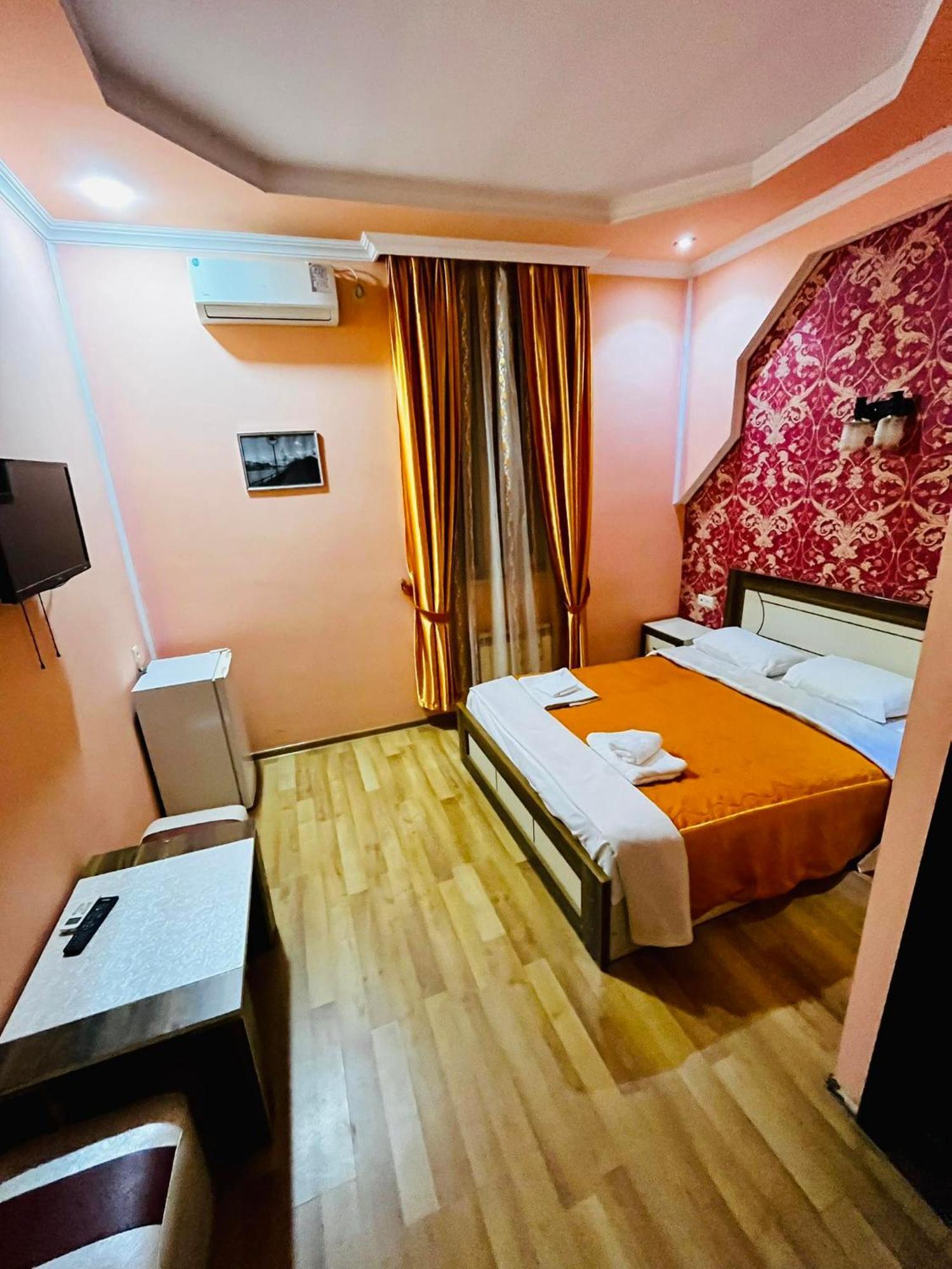Lux Palace Hotel Kutaisi Bagian luar foto