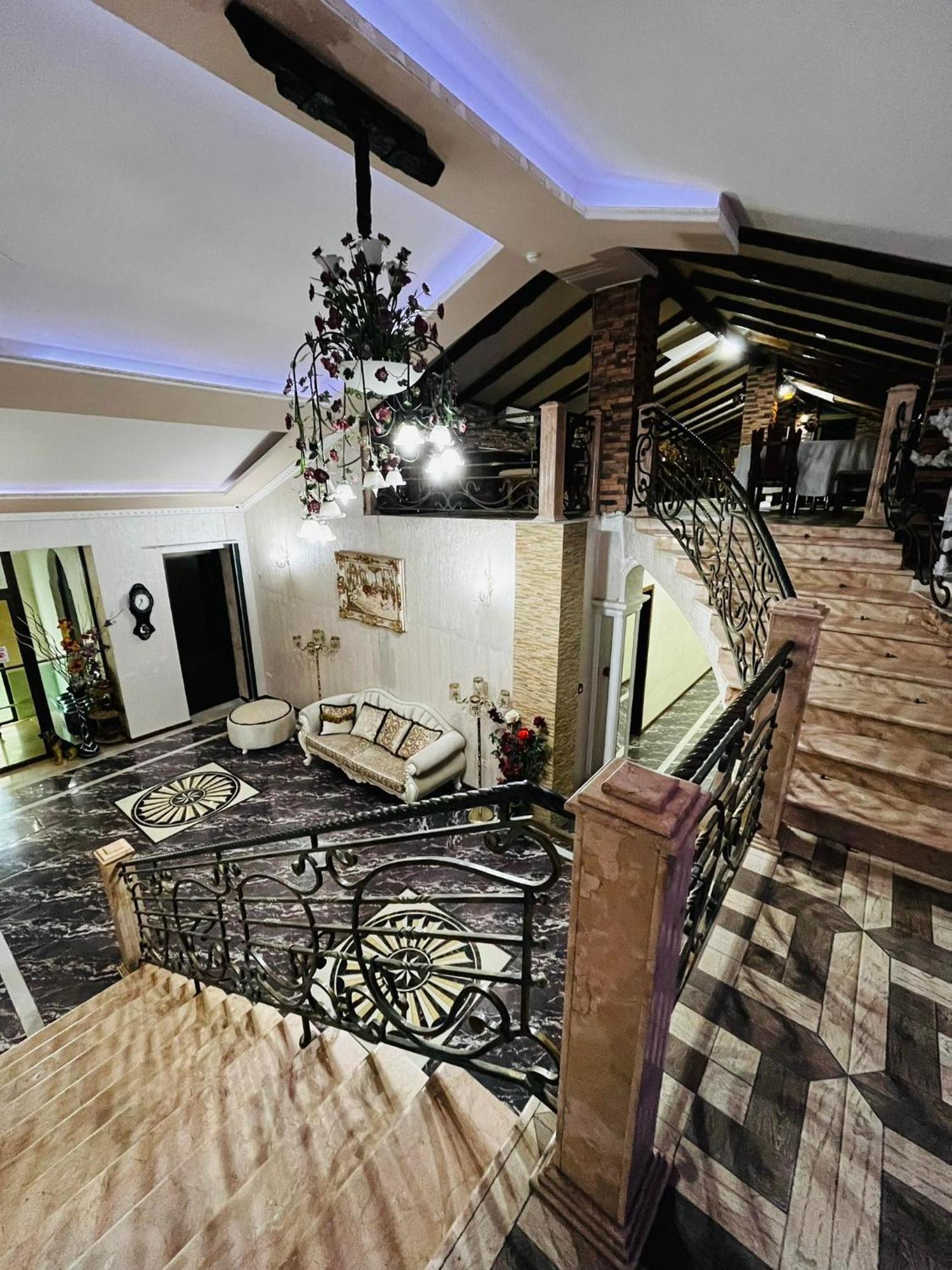 Lux Palace Hotel Kutaisi Bagian luar foto