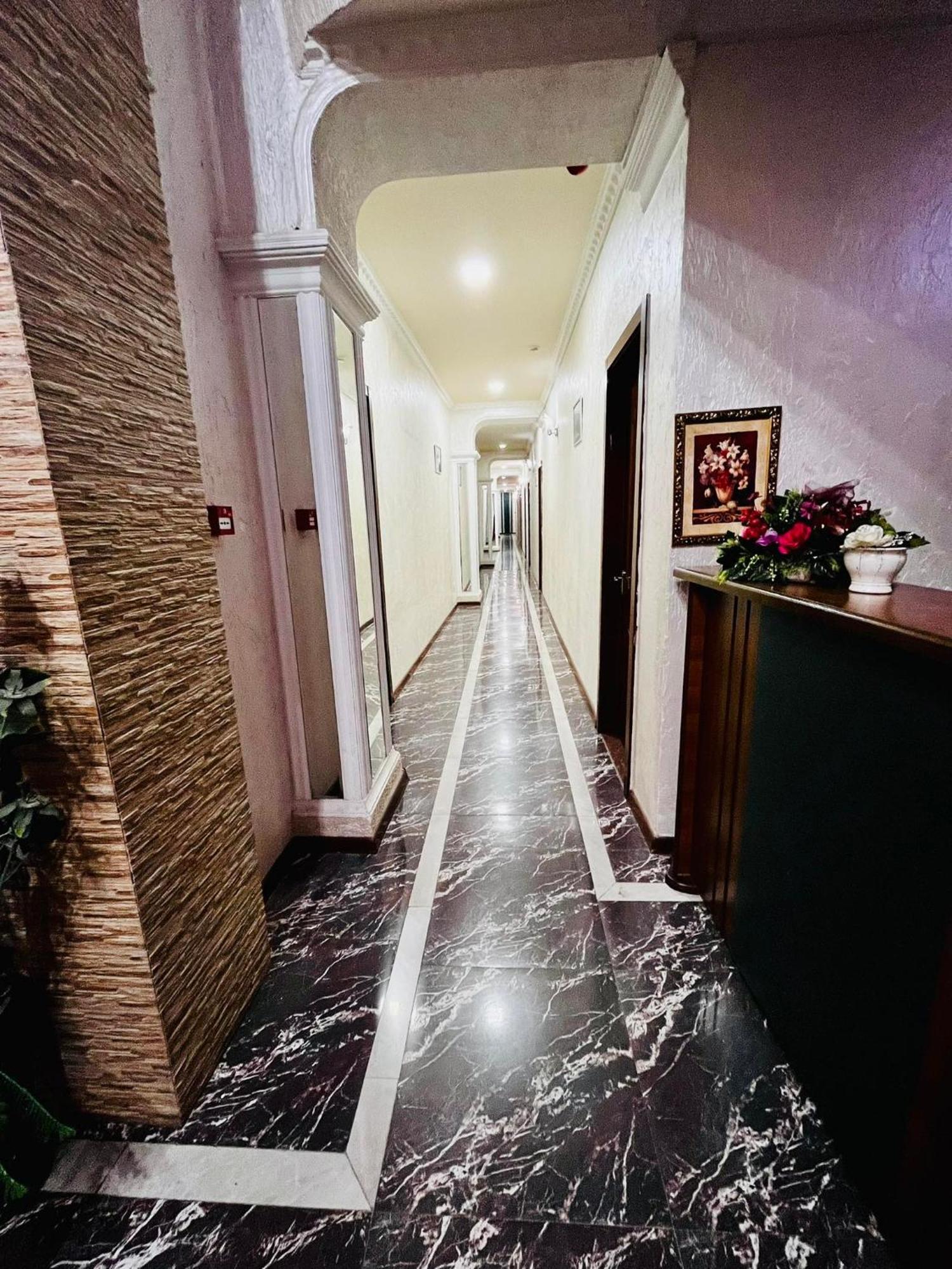 Lux Palace Hotel Kutaisi Bagian luar foto