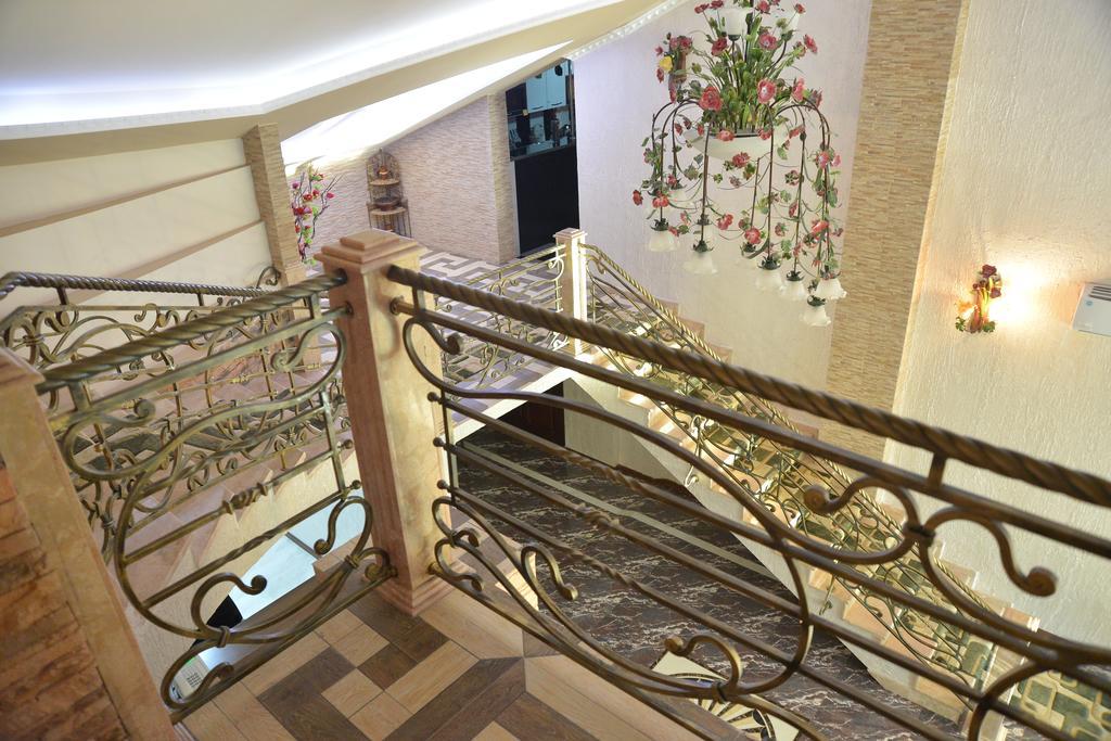 Lux Palace Hotel Kutaisi Bagian luar foto