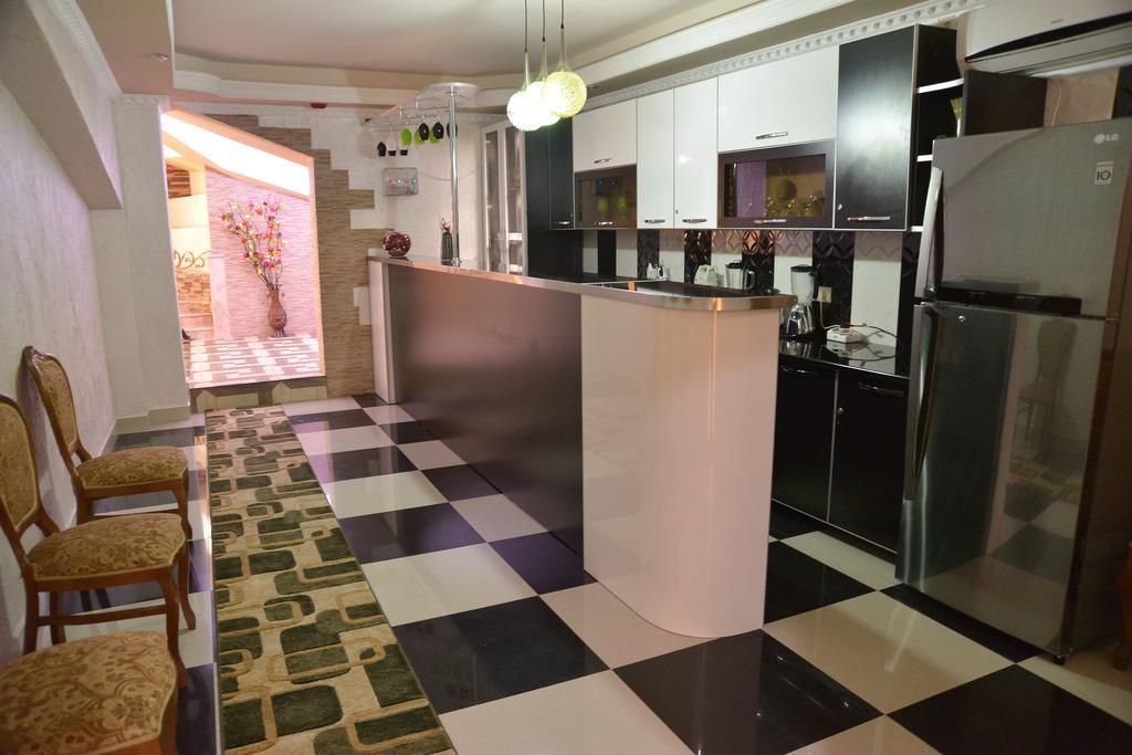 Lux Palace Hotel Kutaisi Bagian luar foto