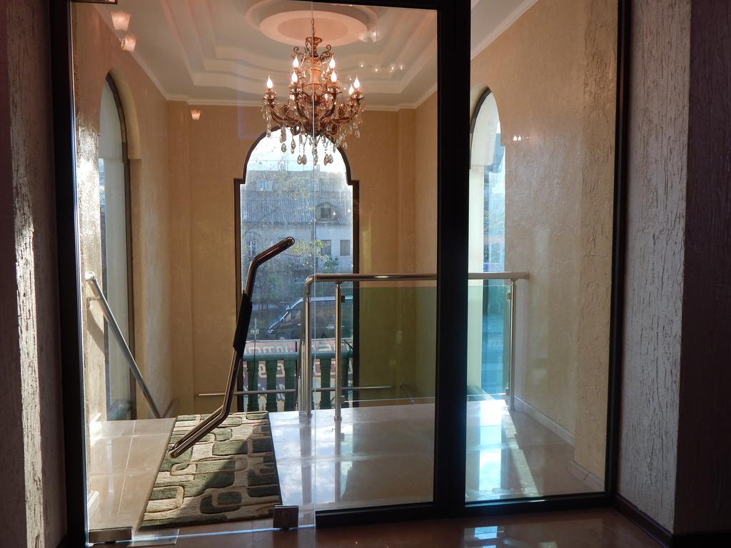 Lux Palace Hotel Kutaisi Bagian luar foto
