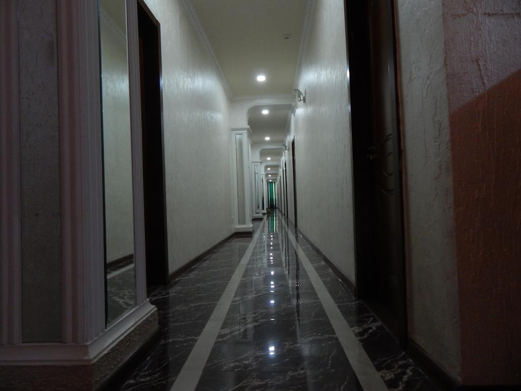 Lux Palace Hotel Kutaisi Bagian luar foto