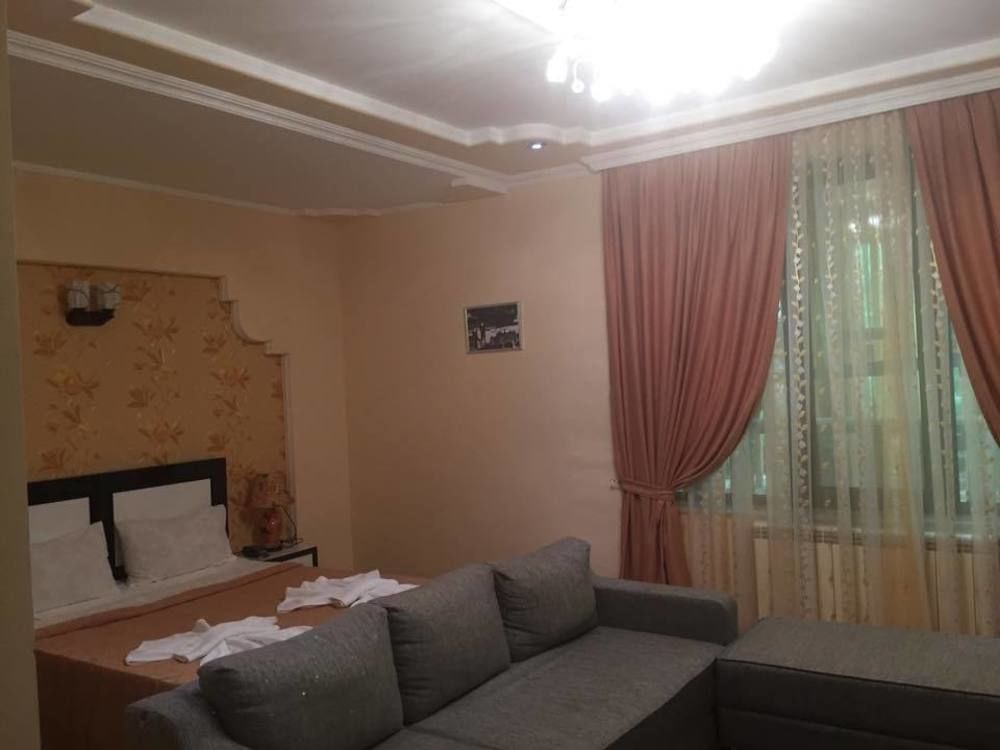 Lux Palace Hotel Kutaisi Bagian luar foto