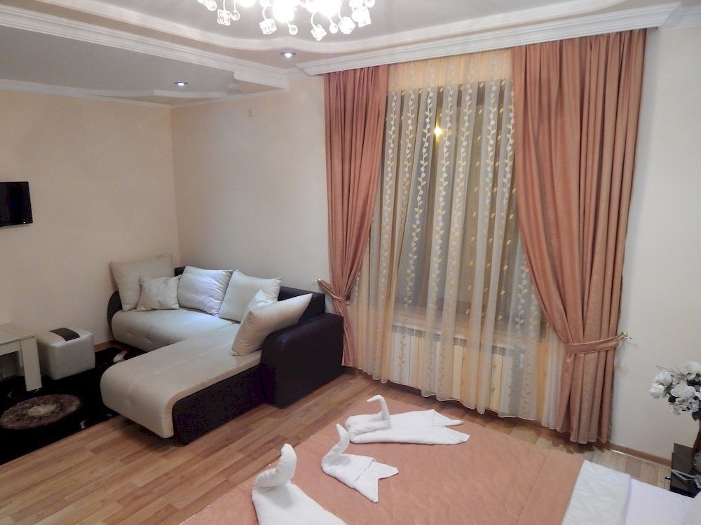 Lux Palace Hotel Kutaisi Bagian luar foto