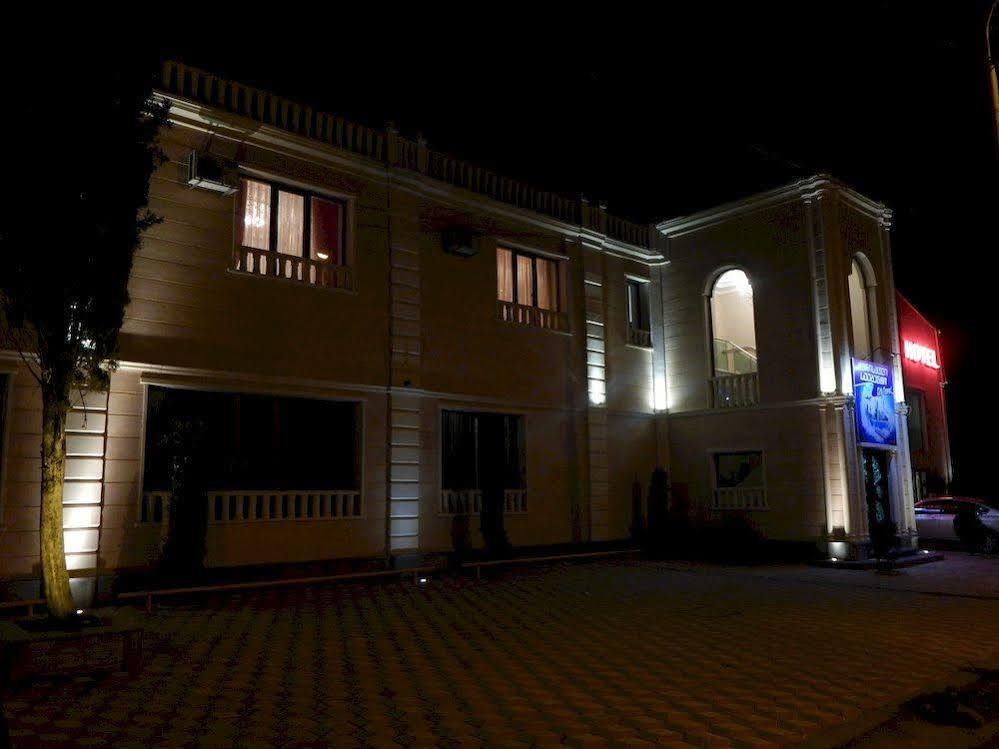 Lux Palace Hotel Kutaisi Bagian luar foto
