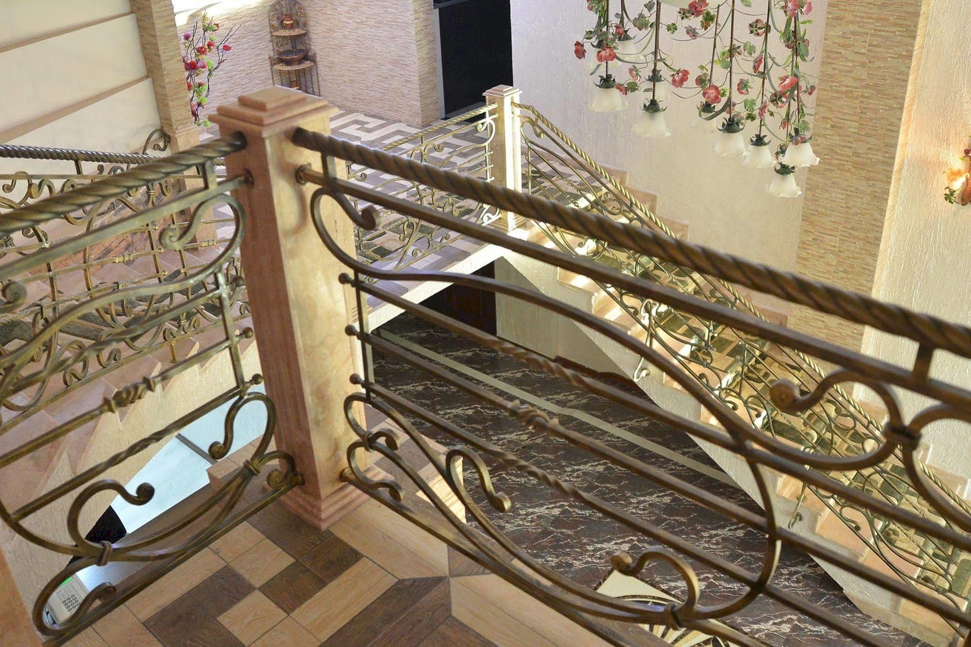 Lux Palace Hotel Kutaisi Bagian luar foto